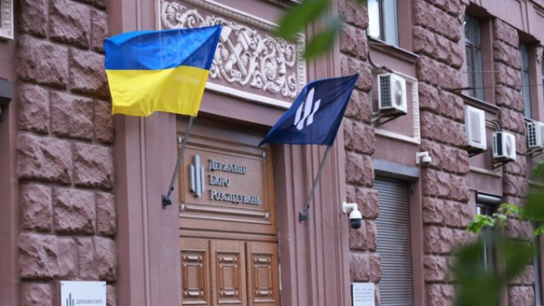 ДБР: Начальника відділу поліції охорони на Дніпропетровщині спіймали на зборі “данини” з підлеглих