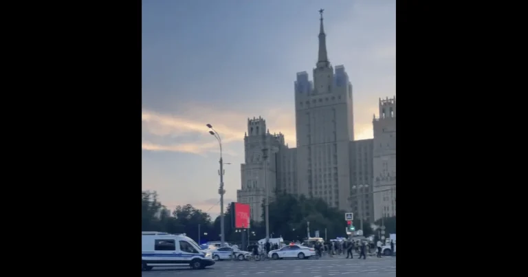 В Москві, в центрі міста, стався вибух у ресторані, де, за чутками, перебували генерали, внаслідок чого частини тіл опинилися на вулиці. 1