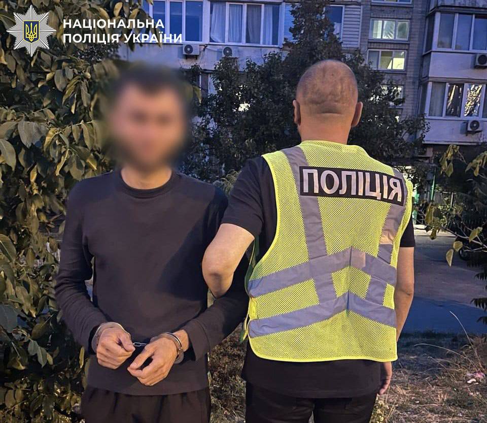 Шахраї викрали з помешкання літньої жінки на Оболоні майже 750 тисяч гривень. 13 Шахраї викрали з помешкання літньої жінки на Оболоні майже 750 тисяч гривень. 8