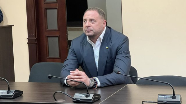 Суд змінив запобіжний захід для Єрмака, дозволивши йому подорожувати за межі Києва та його області. 4