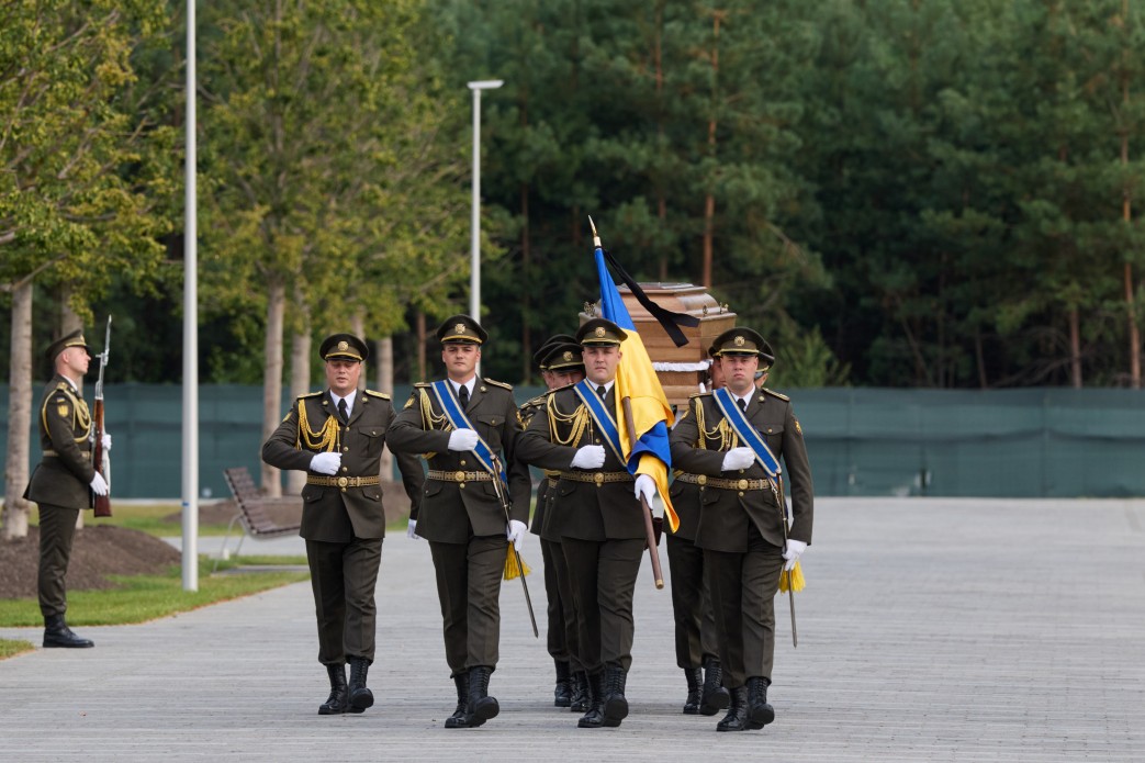 Тіло Євгена Коновальця знайшло останній спочинок на Національному військовому цвинтарі. 11 Тіло Євгена Коновальця знайшло останній спочинок на Національному військовому цвинтарі. 6
