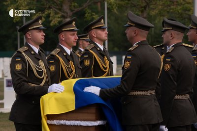 Нащадки першого лідера Організації українських націоналістів (ОУН), полковника Євгена Коновальця, були перепоховані на Національному військовому меморіальному комплексі (НВМК) на Київщині 18 серпня 2026 року