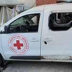 Автомобіль Червоного Хреста постраждав від російських обстрілів. 13