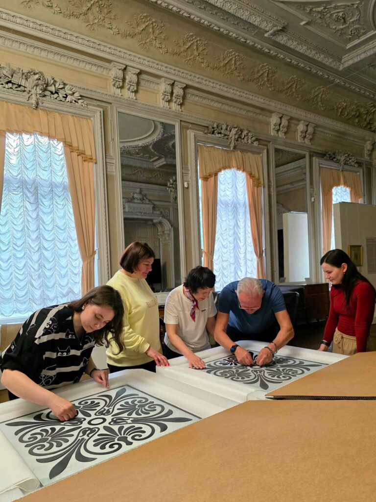 Київський музей повернув до життя старовинний вітраж, який постраждав від російського ракетного удару 20