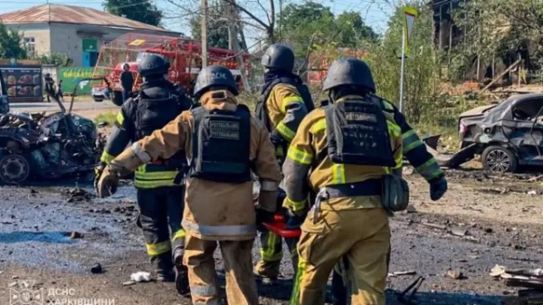 Рятувальники несуть людину, яка загинула під час російських ударів безпілотниками в місті Печеніги на тлі нападу Росії на Україну, Харківська область, Україна, 18 серпня 2026 року