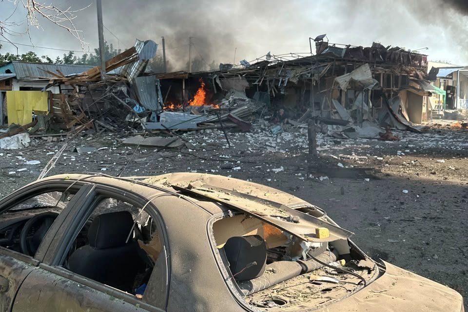Росіяни завдали удару по Печенігах на Харківщині, загинуло 10 людей. 8