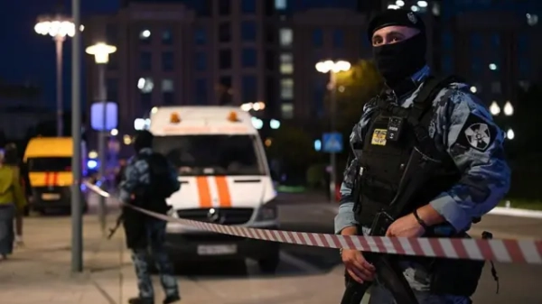 Після вивезення загиблих та поранених на місці вибуху залишається поліцейське оточення