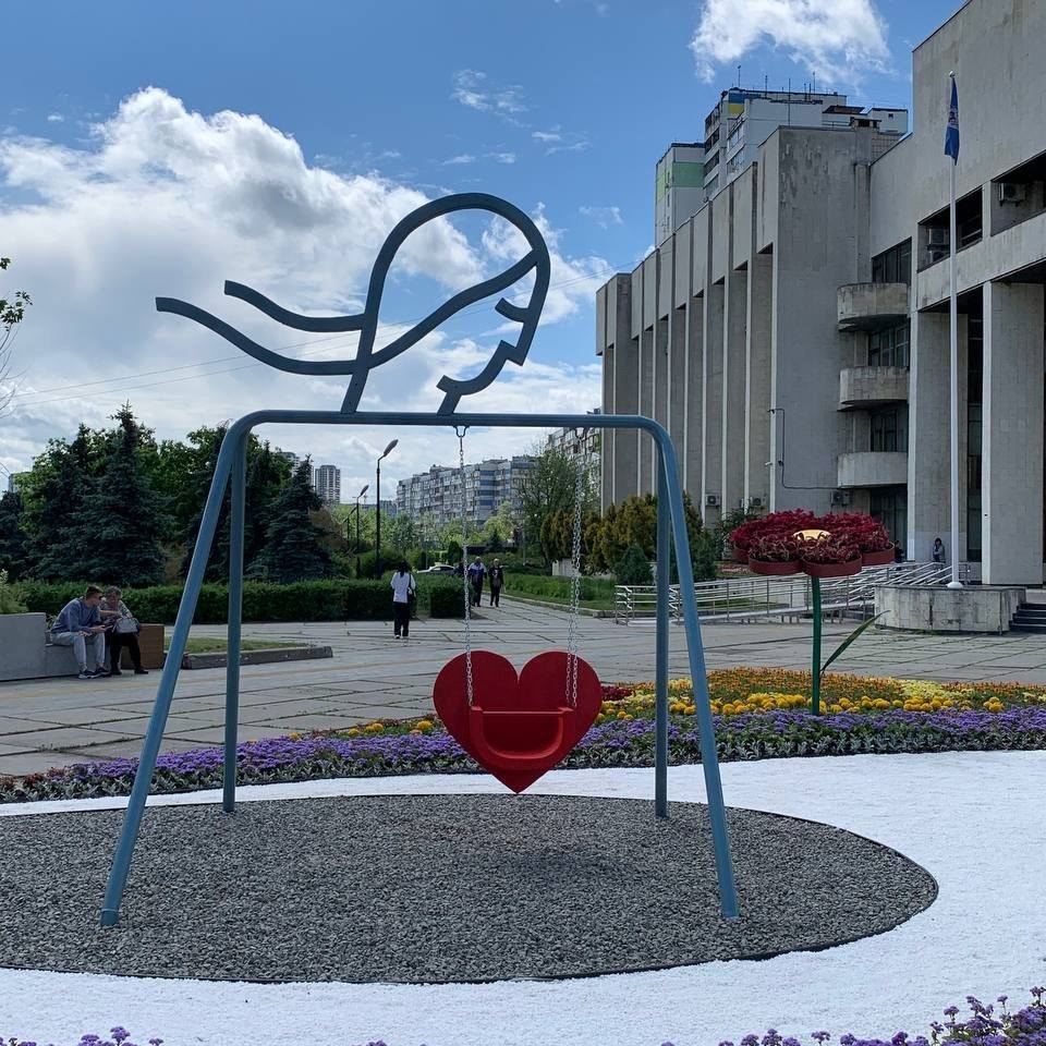 12 000 квітів для одного витвору: на Троєщині з'явилася клумба до Міського свята 9
