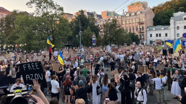 Марш протесту за діалог та реформи в оборонному секторі прибув на площу Франка, мітинг триває 27 Протестна хода за діалог і реформи в оборонці досягла площі Франка, мітинг продовжується