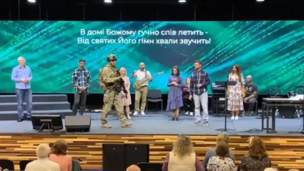 Російський військовий з автоматом на сцені серед парафіян Ігоря Іващука у Мелітополі