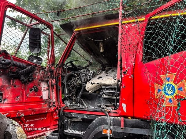 Безперервні обстріли Києва, ліквідація складів та торгових центрів, а також скидання семи авіабомб на Краматорськ: фотозвіт України за тиждень з 22 по 30 серпня. 32 26 червня. Російські війська завдали повторного удару FPV-дроном по автоцистерні ДСНС під час ліквідації наслідків російської атаки у Херсоні. Пошкоджений пожежний автомобіль. / © ДСНС
