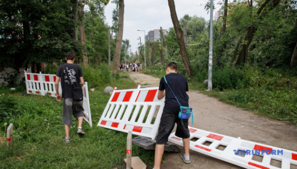 Знесення вікових дерев для тепломережі на Теремках: правоохоронці стверджують, що роботи легальні 15