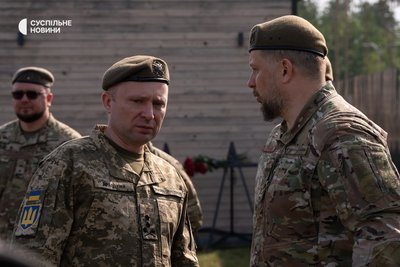 Головнокомандувач Збройних Сил України Михайло Драпатий (ліворуч) та командир 3-го армійського корпусу ЗСУ, генерал Андрій Білецький під час церемонії перепоховання нащадків Євгена Коновальця на військовому цвинтарі на Київщині, 18 серпня 2026 року