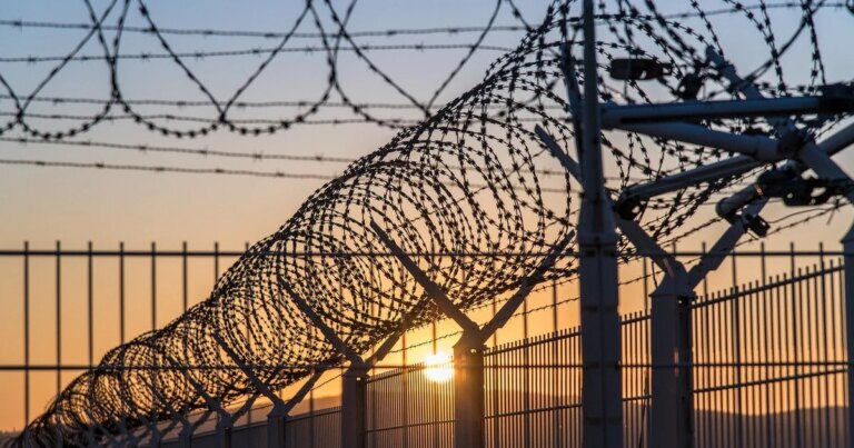Чоловік провів 13 років у в'язниці за злочин, якого не скоював, і поділився найстрашнішими спогадами про тюремне життя. 4 Чоловік провів 13 років у в'язниці за злочин, якого не скоював, і поділився найстрашнішими спогадами про тюремне життя. 4