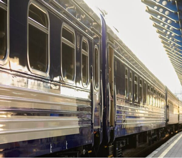 Затримки поїздів після обстрілів триватимуть ще 24 години