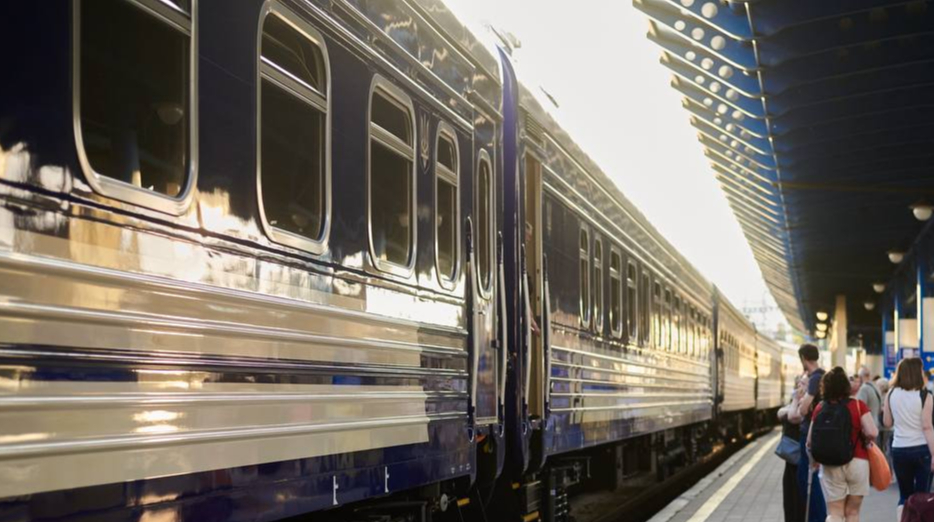 Затримки поїздів після обстрілів триватимуть ще 24 години 2