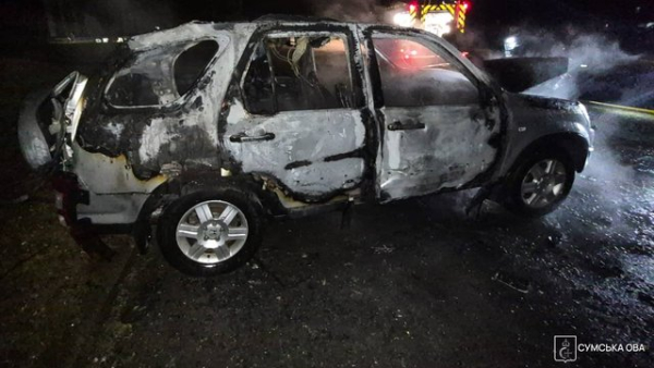 Внаслідок російського дронового удару по цивільному автомобілю в Сумах одна людина загинула, ще одна зазнала поранень.