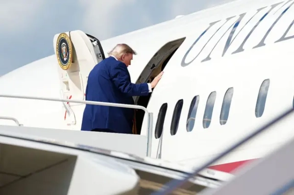 Трамп підтвердив, що таємно здійснив зміну літака в Туреччині, мотивуючи це загрозою. 6 Трамп піднімається трапом на борт літака з президентською емблемою біля входу. На фото видно фюзеляж повітряного судна з ілюмінаторами та частиною напису на борту.
