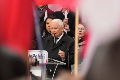 Лідер польської правлячої партії «Право і справедливість» Ярослав Качинський виступає під час демонстрації у Варшаві. Польща, 11 жовтня 2025 року