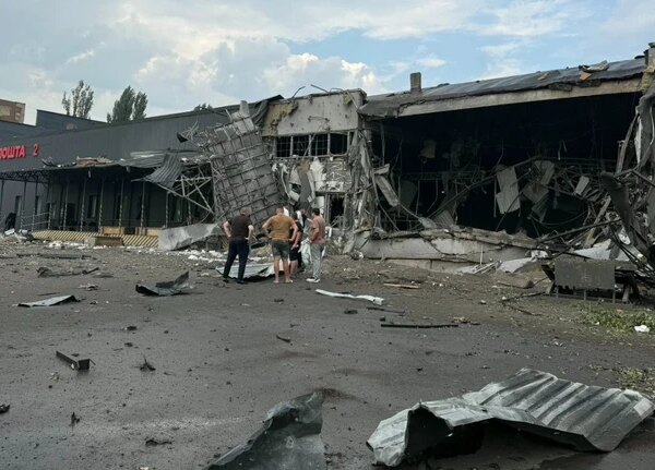 Ракетний удар ліквідував київський центр “Нової пошти”: є жертви та поранені.