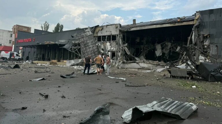 Ракетний удар ліквідував київський центр "Нової пошти": є жертви та поранені. 14 Ракетний удар ліквідував київський центр "Нової пошти": є жертви та поранені. 14