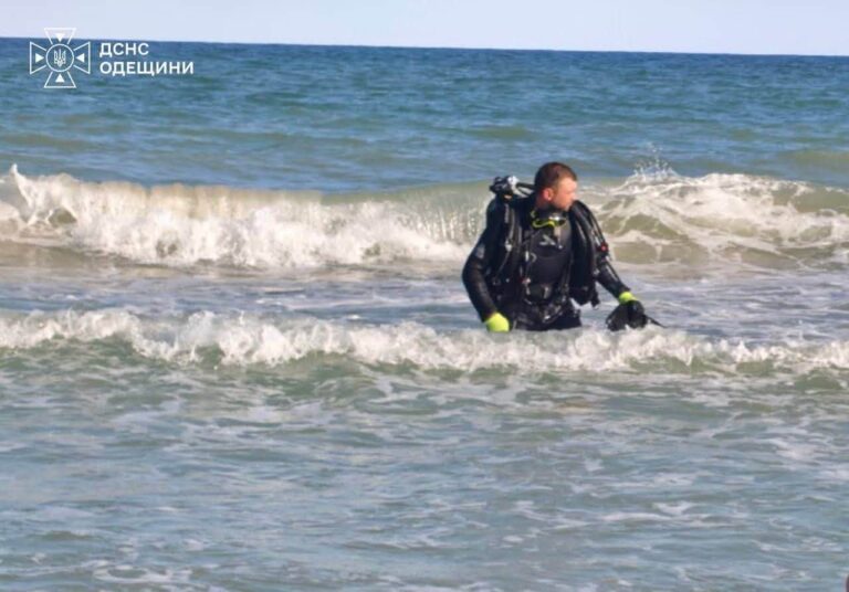 На Одещині виявлено тіло юнака, який стрибнув з пристані та зник у морі 16