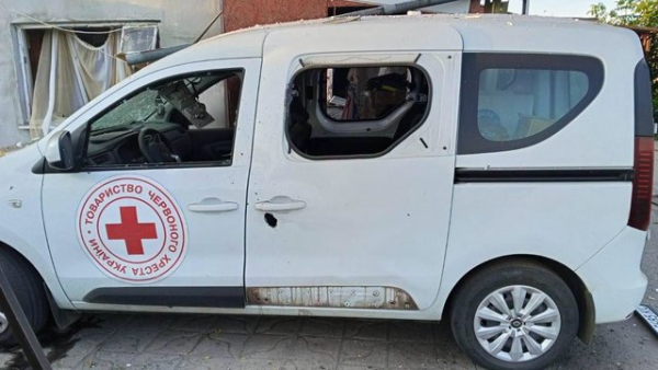 Автомобіль Червоного Хреста постраждав від російських обстрілів.