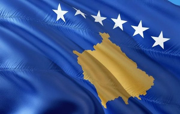 Український прапор прибрали з центральної площі Приштини після промови Зеленського в Сербії