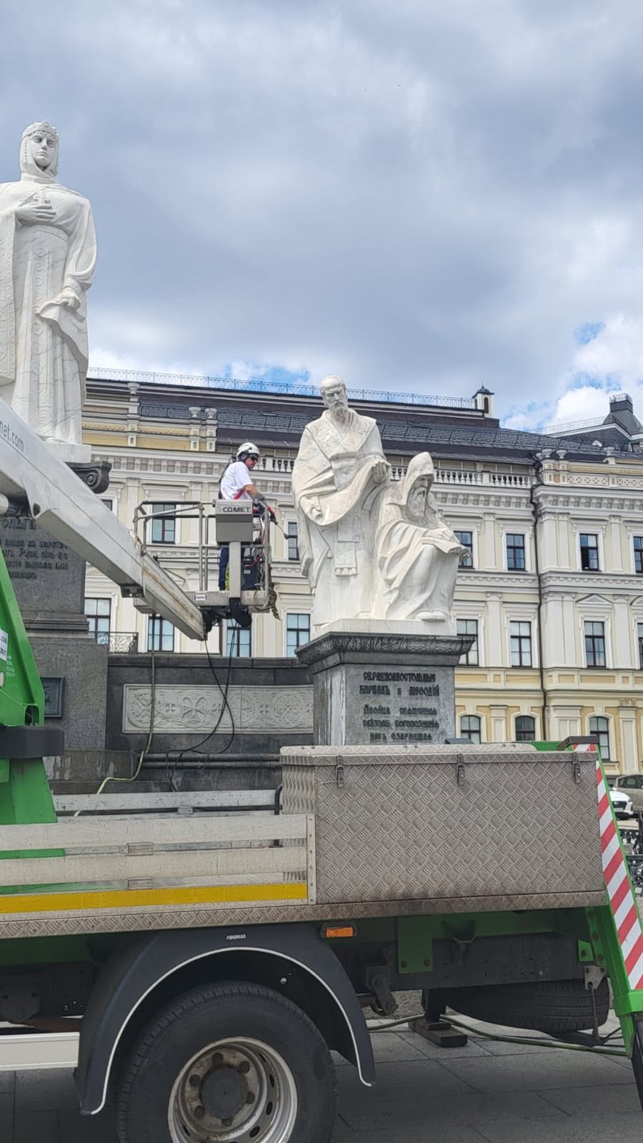 Пам'ятники княгині Ользі та просвітителям Кирилу та Мефодію "викупили" на Михайлівській площі 10 Пам'ятники княгині Ользі та просвітителям Кирилу та Мефодію "викупили" на Михайлівській площі 5