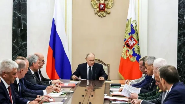 Серпневі "прокляття" знову нагнітають ситуацію в Росії? Які таємниці Путін намагається зберегти? 6 Володимир Путін на засіданні Ради безпеки Росії в Москві, 21 серпня