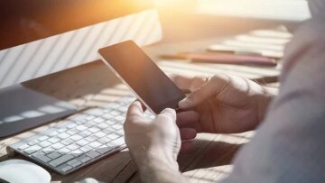 Смартфон із кнопками та Android 13 коштує 4050 грн, має штучний інтелект і доступний без камери. 7 Сучасний смартфон у руці