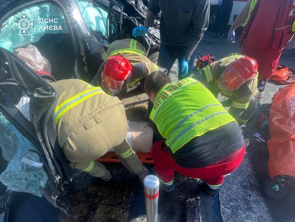 На Солом'янській площі автомобіль на великій швидкості врізався в підземний перехід, внаслідок чого є жертви. 22 На Солом'янській площі автомобіль на великій швидкості врізався в підземний перехід, внаслідок чого є жертви. 17