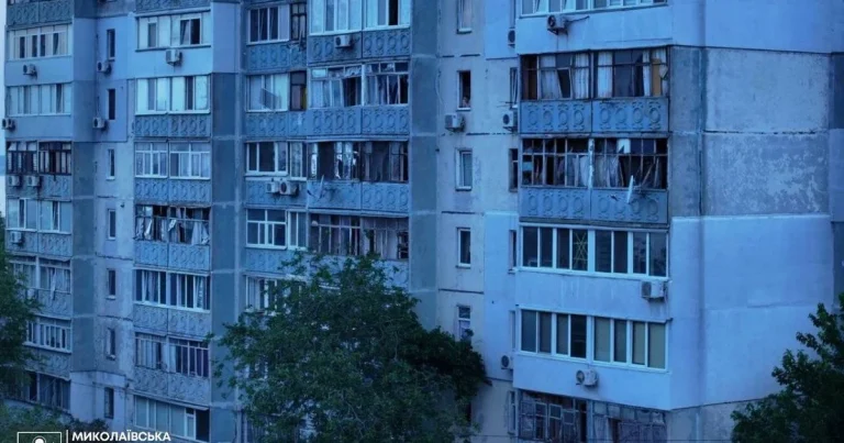 Росія атакувала будівлі в обласному центрі: є жертви та постраждалі, серед них діти – повна інформація (оновлено) 14 Росія атакувала будівлі в обласному центрі: є жертви та постраждалі, серед них діти – повна інформація (оновлено) 14