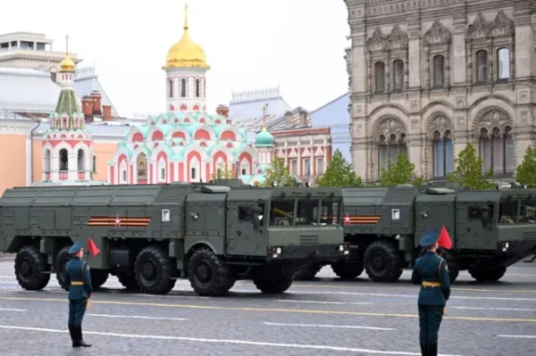 Пускові установки оперативно-тактичного ракетного комплексу "Іскандер-М" на Червоній площі під час військового параду на честь Дня Перемоги в центрі Москви 9 травня 2024 року