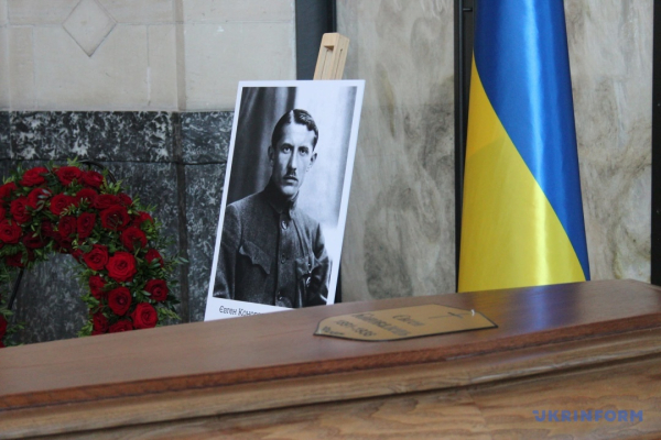 В Роттердамі ексгумували тіло полковника Євгена Коновальця 10