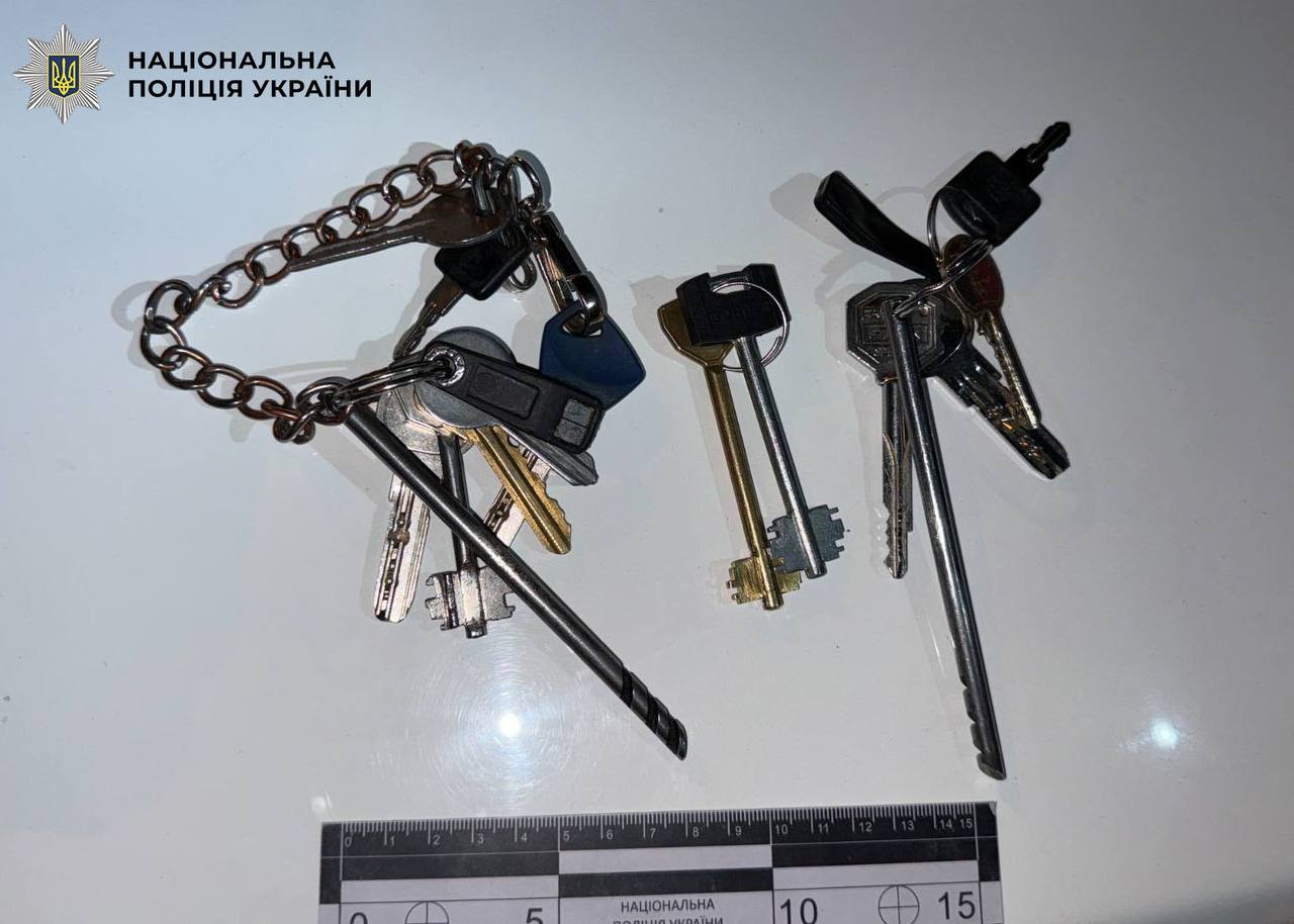Шахраї викрали з помешкання літньої жінки на Оболоні майже 750 тисяч гривень. 17 Шахраї викрали з помешкання літньої жінки на Оболоні майже 750 тисяч гривень. 12