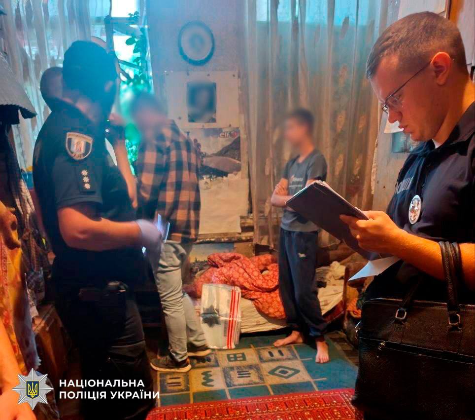 16- та 17-річних юнаків, які нападали на жінок на Подолі, затримали, застосувавши ніж та кастет. 13 16- та 17-річних юнаків, які нападали на жінок на Подолі, затримали, застосувавши ніж та кастет. 10