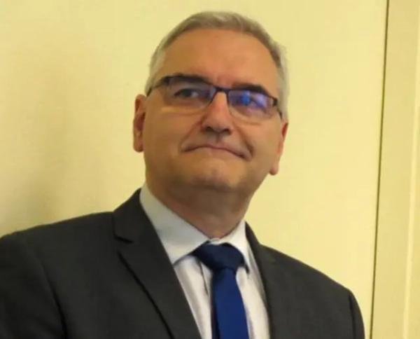 Присипляв, щоб жінки мочилися під себе: 250 дам звинувачують французького чиновника з Міністерства культури 8 Чоловік у темному піджаку, світлій сорочці та синій краватці, з коротким сивим волоссям. Він носить окуляри. За його спиною - однотонна стіна кремового кольору.