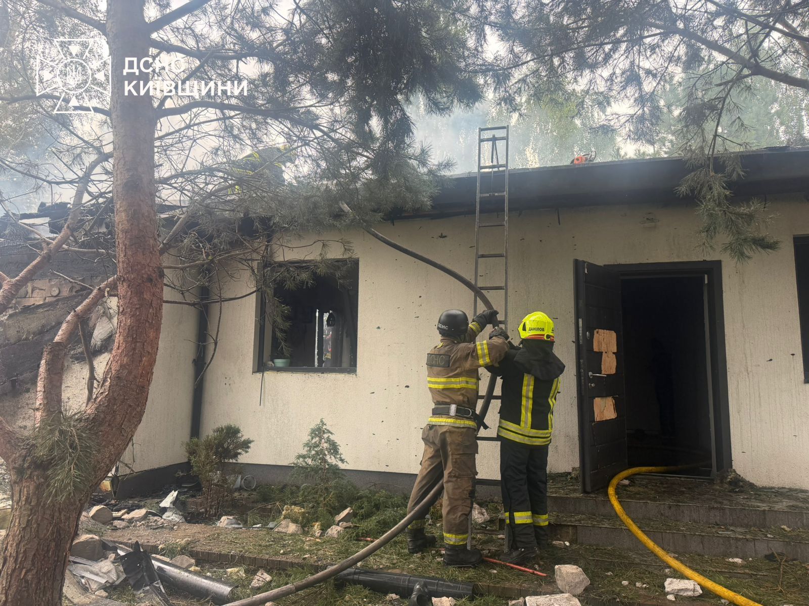 На Київщині двоє людей зазнали поранень через ворожу атаку. 9