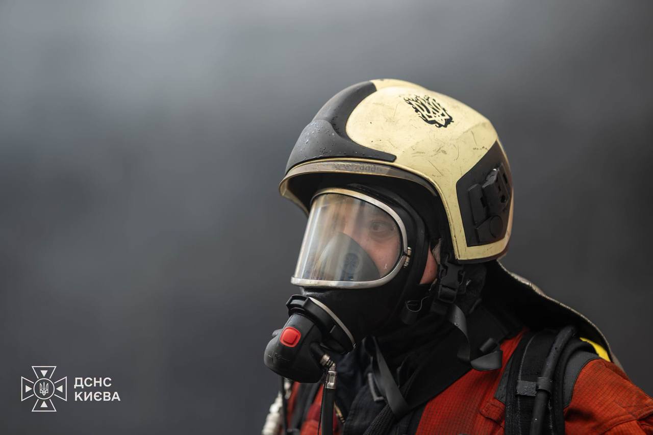 На Загорівській вулиці в Києві вдалося ліквідувати велику пожежу в бізнес-центрі. 19 На Загорівській вулиці в Києві вдалося ліквідувати велику пожежу в бізнес-центрі. 14
