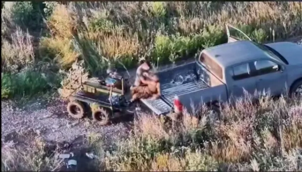 Влад Польський без допомоги та страховки витягнув поранених з "гарячої точки": хто він та причини його вчинку 14 Чоловік переладає пораненого військового в кузов пікапа