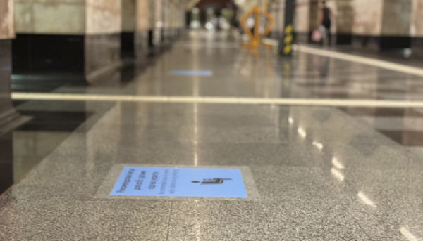 На станції метро "Сирець" у столиці проводять експеримент із зонування платформи для укриттів. 5