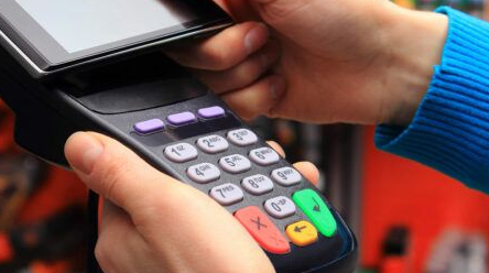 Мешканці України готуються до зимового періоду, уникаючи ажіотажу: які товари набувають популярності