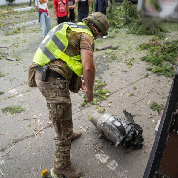 Ворог продовжує завдавати ударів по Києву: під час одного з влучань у кав’ярню отримав поранення чоловік.