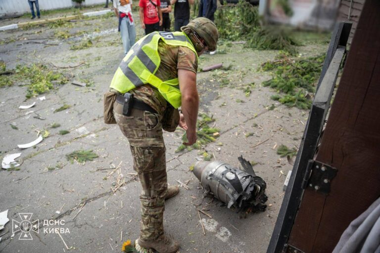 Ворог продовжує завдавати ударів по Києву: під час одного з влучань у кав'ярню отримав поранення чоловік. 11