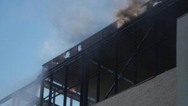 Вогнеборці загасили загорання в будівлі бізнес-центру у Голосіївському районі Києва, яка постраждала від удару.