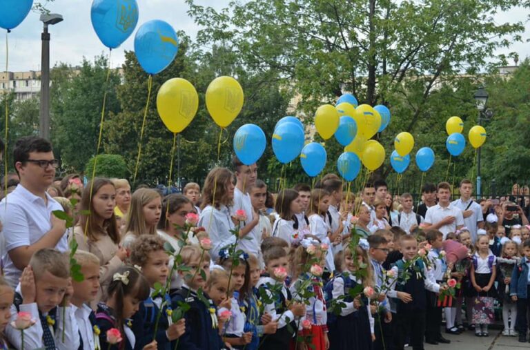 Батьки, чиї діти готуються стати першокласниками, вперше матимуть можливість зареєструвати їх до навчального закладу в режимі онлайн. 3