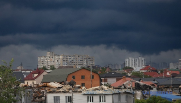 Сьогодні на території України очікується до +38 градусів тепла, місцями пройдуть сильні опади та грозові зливи.