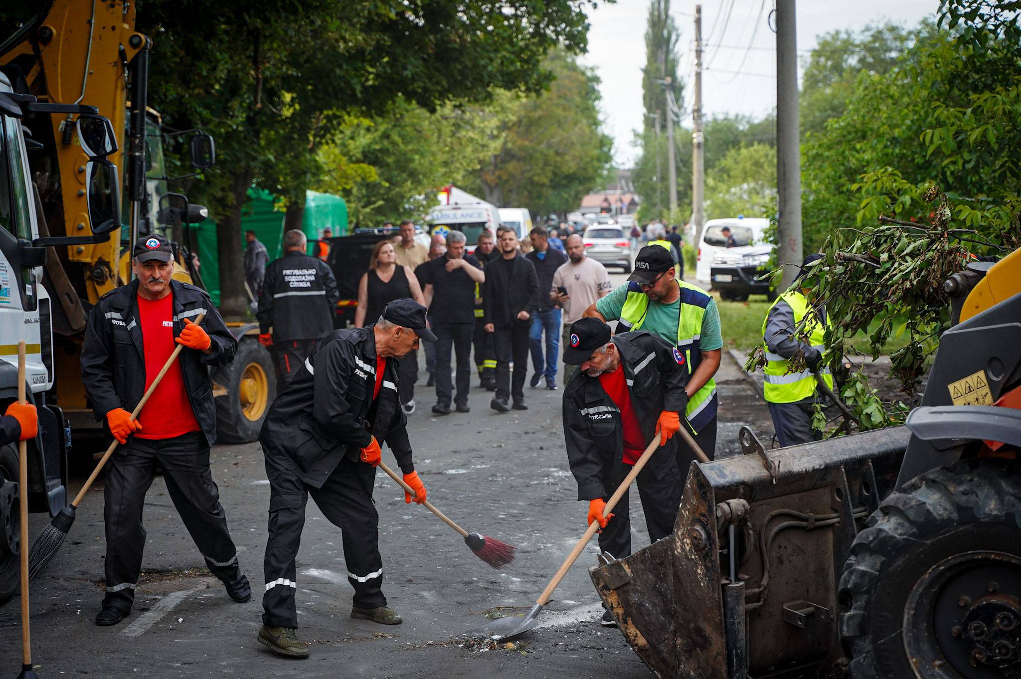 Приватні помешкання у Вишневому, яких понад 250, разом із 27 багатоквартирними будинками зазнали руйнувань. 19 Приватні помешкання у Вишневому, яких понад 250, разом із 27 багатоквартирними будинками зазнали руйнувань. 14