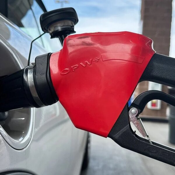 Пальне зникає в РФ: атаки на нафтопереробні заводи призвели до критичного зниження випуску